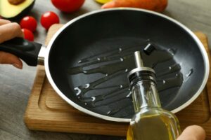 Uso de aceite de oliva virgen extra aromatizado en la cocina