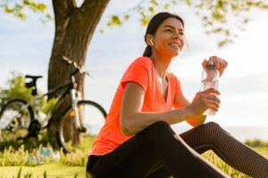 Mujer saludable por consumir aceite de oliva virgen extra aromatizado